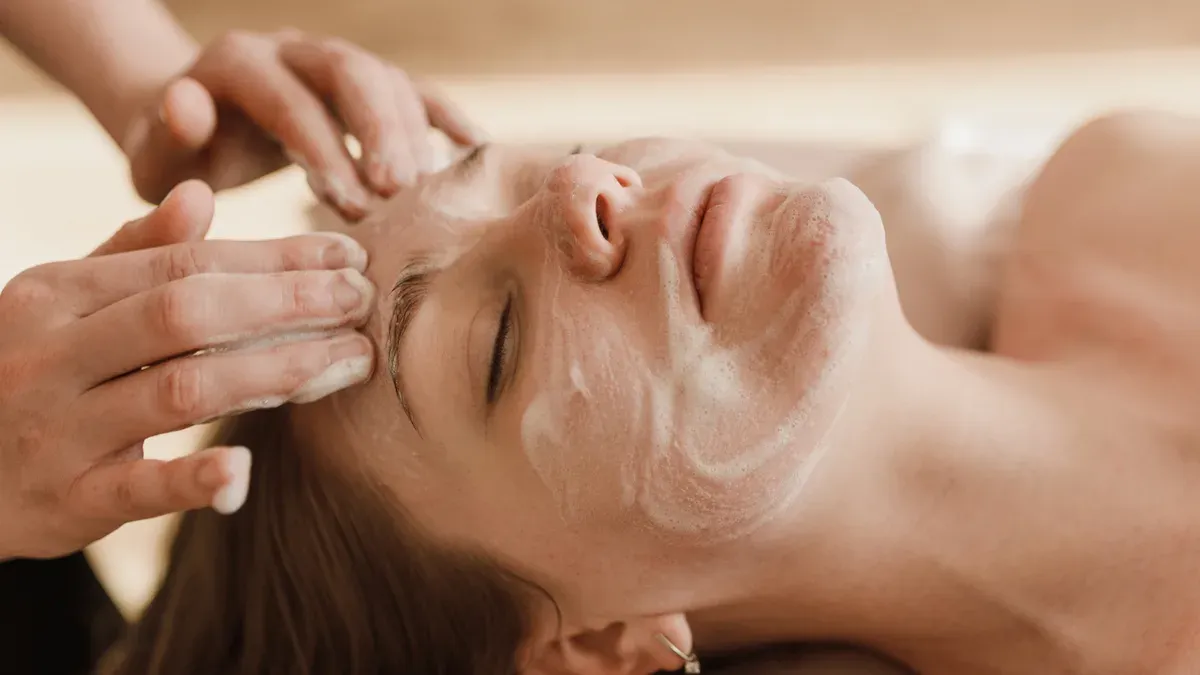 Limpieza facial profunda vs. hidrofacial: cuál elegir según tu piel